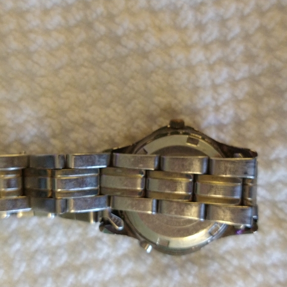 GUC Guess waterproof silver and gold chain link watch. - Picture 5 of 9